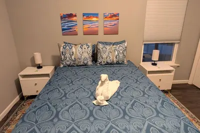 Image de Your Home Away from Home, Downtown Cottage Awaits!