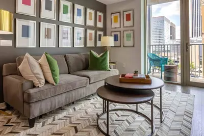 Image de SoDo on Main Elegant 2br Condo –Your Poolside Retreat