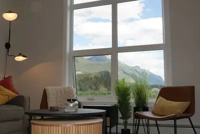 Image de New Golden Mountain View Condo | Walk to Downtown & Brewery