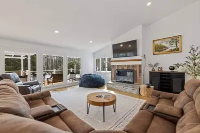 Image de Luxury 5b 3ba on 10 acres w Lake view, Firepit, Hot Tub, Gameroom, close to Ski!