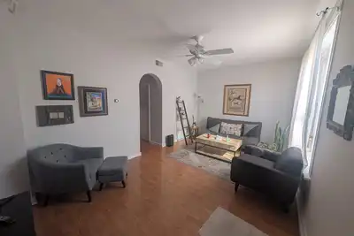 Image de Bohemian Garden Oasis! 2-Br unit with Ac & WiFi in Prime Chicago.