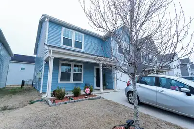 Image de 4-bdrm/3-ba home with WiFi, fenced yard, Ac & washer/dryer. 20 mins to Charlotte