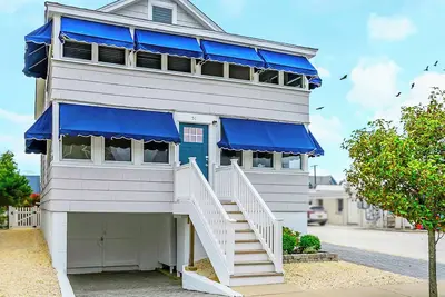 Image de Normandy Beach Getaway! Spacious 2-Family Home. Perfect for Families & Friends