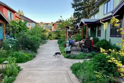 Image de cozy townhouse in a chill Portland co-housing community - sauna, hot tub