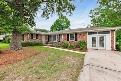 Image de Pet Friendly, Fast Wifi, Spacious Brick Ranch Retreat – Sleeps 10: Hanahan, Sc