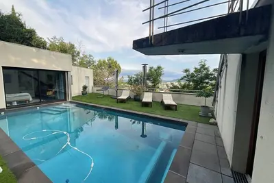 Image de Havre de paix avec piscine et vue imprenable