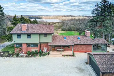Image de Private 15-Acre Retreat: Hot Tub, Game Room, Trails Near Fox Lake. Sleeps 12-16