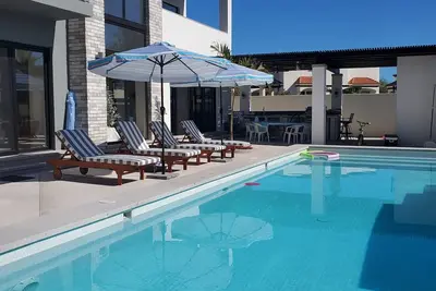 Image de Exquisite Exclusive Elegant 4 Bdrm 6 bth heated pool moutain & golf course views