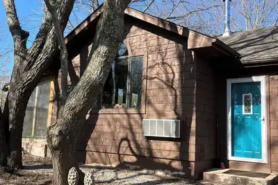 Image de Sunflower/Mushroom Farmhouse just 6 minutes from Lawrence\n\"Wakarusa Valley Farm\"