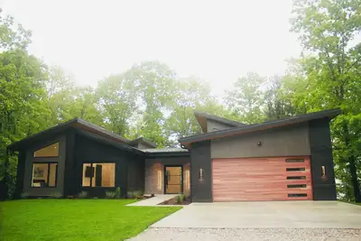 Image de Secluded, modern, spectacular views, hot tub on 18 acres. Firepit, games & more!