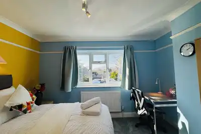 Image de Spacious 4br house close to Gatwick Airport.