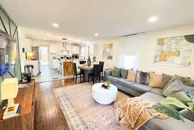 Image de Beautiful Home minutes from Downtown & Bmw