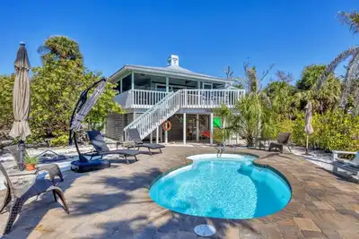 Beach pool  house getaway on Kettle Harbor