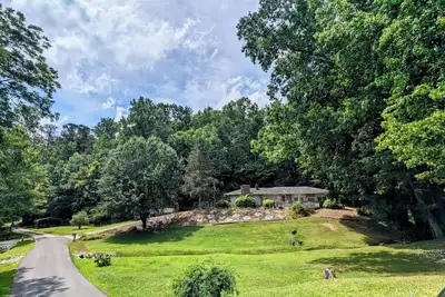 Image de Private 3-bedroom house sleeps 8~creek & pool table