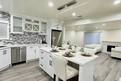 Image de Steps to all of Little Saigon! Charming 3-bedroom house with WiFi and Ac