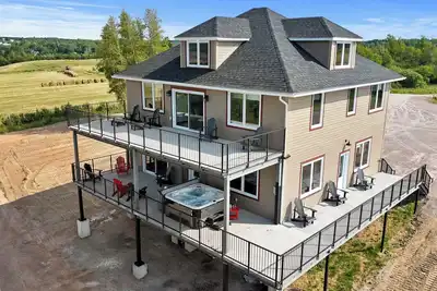 Image de Country Living Large 6 bedroom Home, newly renovated. 5 bathrooms, Amazing View.