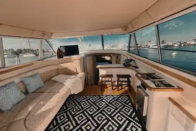 Image de Cozy Sea Ray Yacht with Flybridge Views, 2 Staterooms @ The Perry