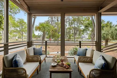 Image de Game Room + Lake Bales view