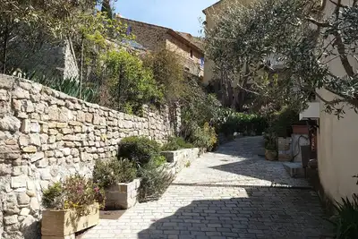 Image de Maison de village 3 pièces 2 niveau 70 m2 au pied de la Montagne Ste Victoire.