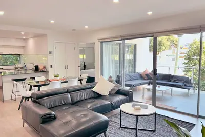 Image de Leafy & Spacious Apt w/Balcony, Parking & 65\" Tv