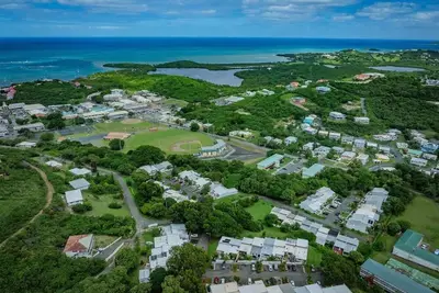 Image de Mahogany Cove – Your Tropical Hideaway Awaits!