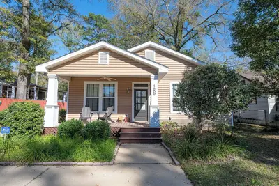 Image de Cozy Midtown Retreat – 3br w/ Fire Pit, Office area, Piano & Carport
