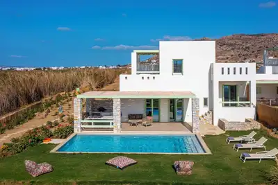 Luxury Beach Villa - Private Pool & Garden. Best For Nature & Water Sport