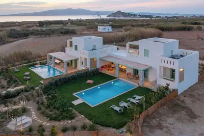 Image de Serene Beach Villa With 2 Pools & Hot Tubs: Ideal For Reunions & Privacy| Plioni