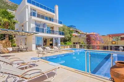 Image de 5 Bedroom Villa with Infinity Jacuzzi Pool, Table Tennis, Spectacular Sea Views