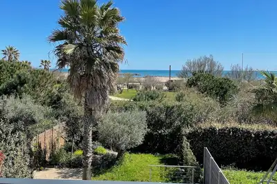Image de Villa moderne face à la mer, piscine et accès plage