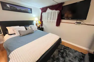 Image de Private Suite w/ Hot Tub | waterfall | 5 Min to Beach | 4 beds | long term stays