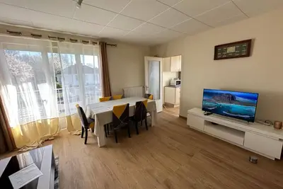 Image de Maison de ville renovée proche des lacs et du parc Nigloland