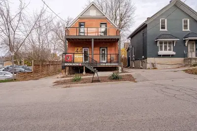 Image de Single Bachelor unit en-suite Across from Google