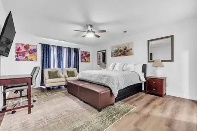 Image de Modern, Freshly Updated 5- Bedroom Brick Home just Minutes from the airport.