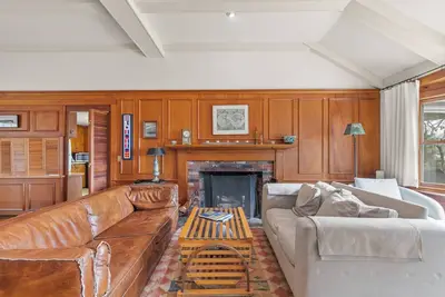 Image de Midcentury Lakeside Cape House