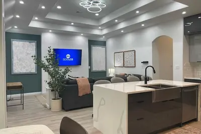 Image de Memorable Newly Remodeled, 5-Bedroom Home with lots of Space.