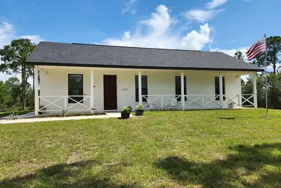 Image de Brand-new, quiet, cozy home with a modern country design and peaceful charm.