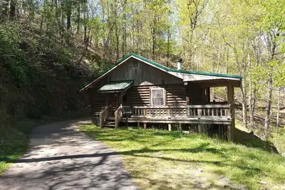 Image de Carters Lakeside Log Cabin #1. Located in Carters Lake Marina, with boat slip!