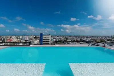 Image de 2-Bedroom Comfort with Rooftop Pool Views