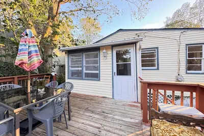 Image de Charming 3-bedroom beachfront cottage with WiFi, Ac in welcoming Calverton