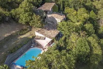 Image de Grande et confortable maison familiale avec source naturelle, piscine et rivière