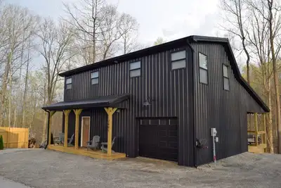 Image de Retreat: Hot Tub & Huge Deck!