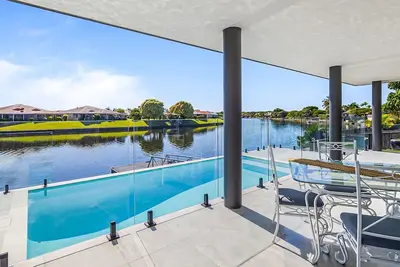 Image de 4 bedroom 3 bathroom house on canal, sleeps 12, pool