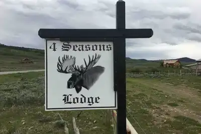 Image de 4 Seasons Lodge Year Round Outdoor Mountain Paradise! In Beautiful Cora Wyoming.