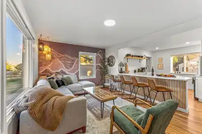 Image de Mile High Retreat - Hot tub/Huge Backyard/Pool Table/Ping Pong/BoardGames/Arcade