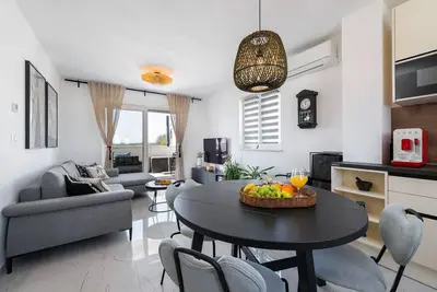 Image de Appartement neuf et moderne avec balcon privé, barbecue, coffre-fort, machine à laver