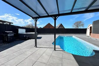 Image de Relax in the pool, whirlpool, sauna or wood-fired hot tub.