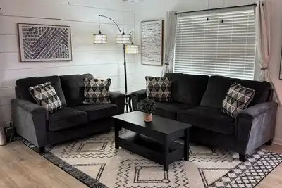 Image de Charming Cottage-3Bed-2Bath-By Creek Falls Park-Great outdoor fireplace and deck