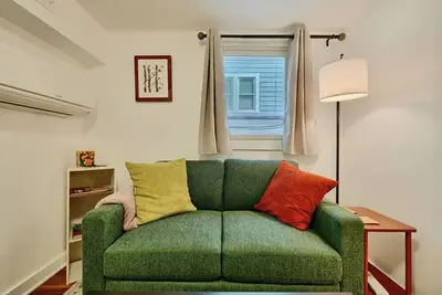 Image de Cozy, artsy 2-bedroom, private apartment with WiFi, Ac in vibrant Baltimore