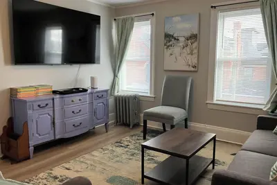 Image de 2-Bedroom Apt Near Unh, Portsmouth! - Parking, Full Kitchen, Free Wine!
